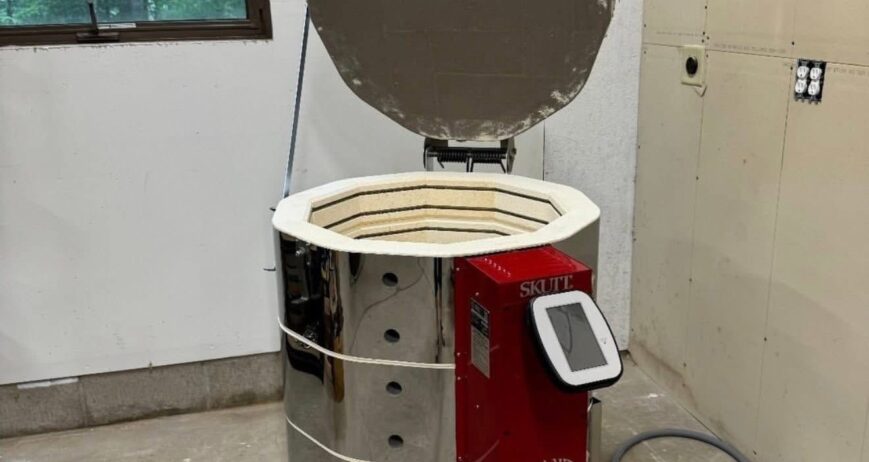 2024 Skutt KM-1027 Kiln + Full Kit – $2,600 Like-new Skutt KM-1027 (single-phase, cone 10). Includes vent system, furniture kit, stand, and thermocouples. Purchased new in 2024. High-performance kiln for any studio level. Freight shipping available.