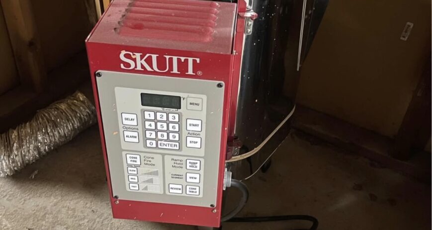 Perfect for a home studio, school, or test kiln, this Skutt KM-614-3 is a compact powerhouse. It features a 0.8 cubic foot chamber capacity (11" opening width x 13.5" depth) and runs on standard 115V power, making it incredibly easy to set up without specialized rewiring. Equipped with the precise KilnMaster automatic controller, this unit fires up to Cone 6 (2250°F) and is in pristine, like-new condition with only 3 firings on record. Ready to plug in and start creating!